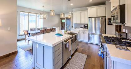 FREE Golf & Kayaking | Private Hot Tub | Sleeps 10 | Family Favorite Near Jordanelle & Deer Valley