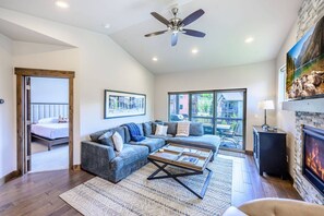 Smart TV, fireplace