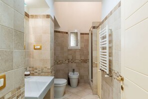 Douche, sèche-cheveux, bidet