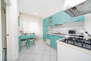 Réfrigérateur, four à micro-ondes, surface de cuisson, grille-pain