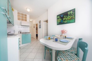 Kühlschrank, Mikrowelle, Herdplatte, Toaster