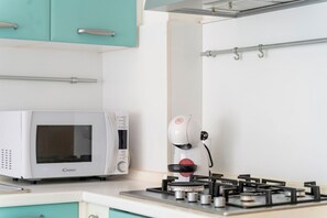 Réfrigérateur, four à micro-ondes, surface de cuisson, grille-pain