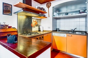 Mikrobølgeovn, ovn, kokeplater og oppvaskmaskin