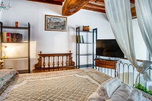 2 bedrooms, iron/ironing board, bed sheets