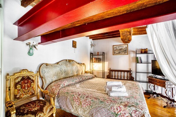 3 bedrooms, iron/ironing board, bed sheets