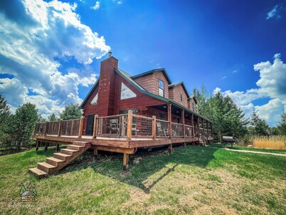 Chase Creek Lodge - Adventure here, rustic 3-bedroom at the edge of the state forest