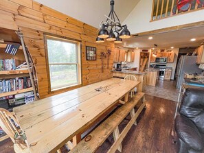 Dining - Chase Creek Lodge - Peace & Quiet! (Phillips)