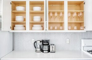 Batterie de cuisine, vaisselle et ustensiles, serviettes en papier