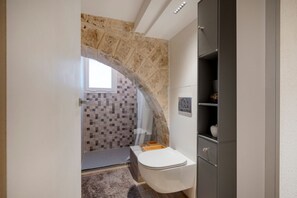 Douche, sèche-cheveux, serviettes fournies