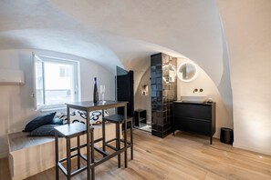 Interior - GuestHost - Charming and quiet 40 sqm room in the heart of Bari, able to accommodate up to 3 people. Located on the first floor of an elegant building (access via stairs), the room is furnished with taste and attention to detail, creating a charming atmo (Bari)