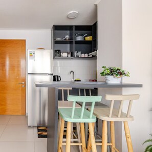 Fridge, microwave, oven, stovetop - Comfortable and equipped shelter with indoor parking. High speed Wifi. (Santiago)