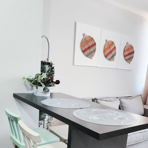 Dining - Comfortable and equipped shelter with indoor parking. High speed Wifi. (Santiago)