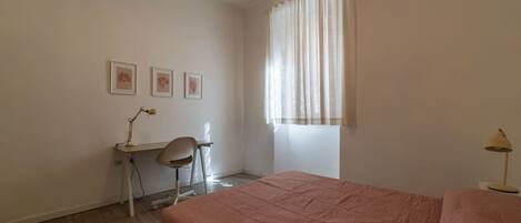 1 habitación, tabla de planchar con plancha y ropa de cama