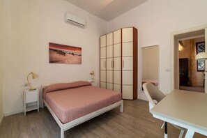 1 dormitorio, tabla de planchar con plancha, ropa de cama