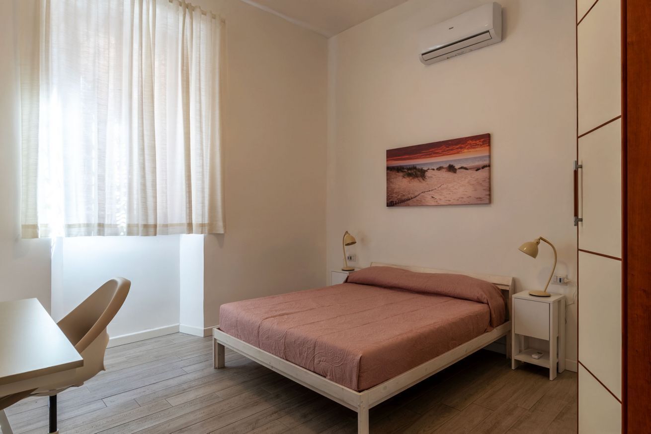 1 dormitori, planxa i posts de planxar i roba de llit 