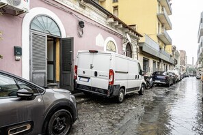 Property grounds - Charming detached house on two floors of about 70 square meters, suitable for 4 people, located on the ground floor (two steps to access).It is located in a strategic point being only 300m from the train, bus and metro station allowing you to easily reac (Catania)