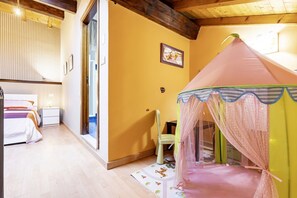 Iron/ironing board, travel cot, WiFi, bed sheets