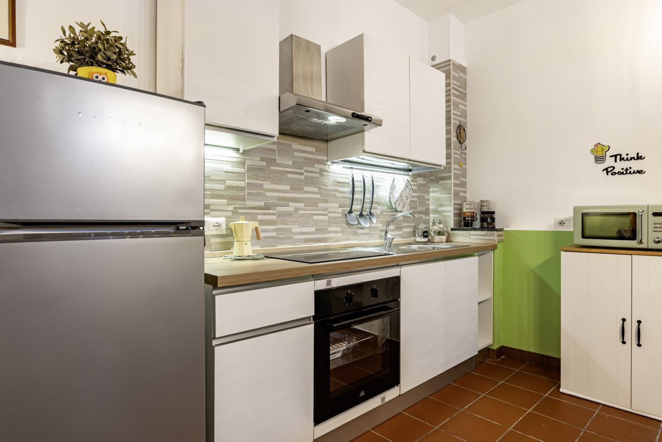 Fridge, oven, stovetop, electric kettle