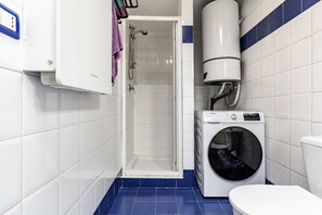 Douche, sèche-cheveux, bidet, serviettes fournies
