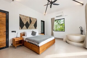 5 slaapkamers, een kluis op de kamer, een strijkplank/strijkijzer, wifi