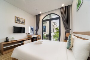 Iron/ironing board, bed sheets