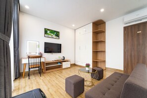 Tabla de planchar con plancha y ropa de cama 
