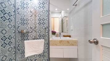 Basic Double Room | Bathroom | Shower, hair dryer, slippers, bidet