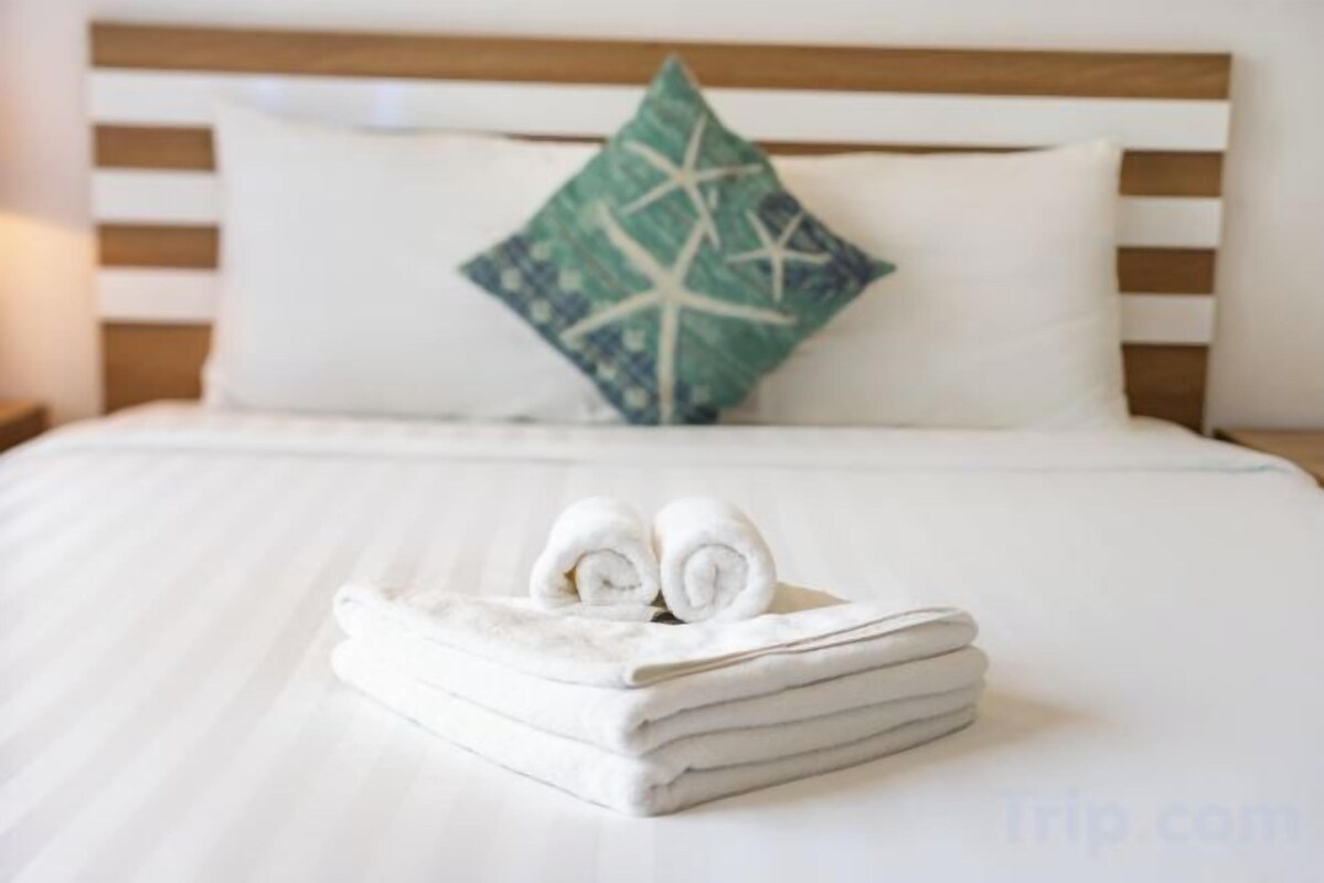 Iron/ironing board, bed sheets