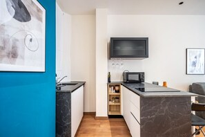 Réfrigérateur, micro-ondes, plaque de cuisson, lave-vaisselle