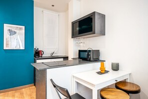 Réfrigérateur, micro-ondes, plaque de cuisson, lave-vaisselle