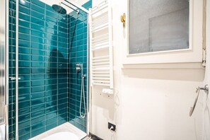 Een douche, een haardroger, handdoeken