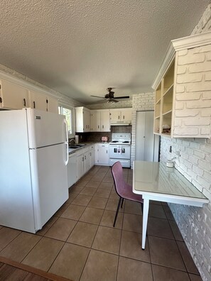 Fridge, microwave, oven, stovetop - King suite/ South Calgary / Spruce Meadows / Fish Creek (Calgary)