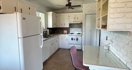 Sleeps 8/ South Calgary Spruce Meadows / Fish Creek