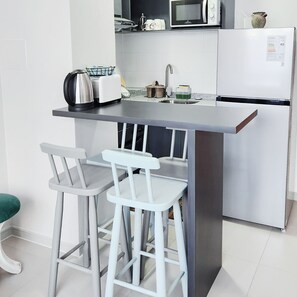 Four Ă micro-ondes, un four, surface de cuisson, essuie-tout