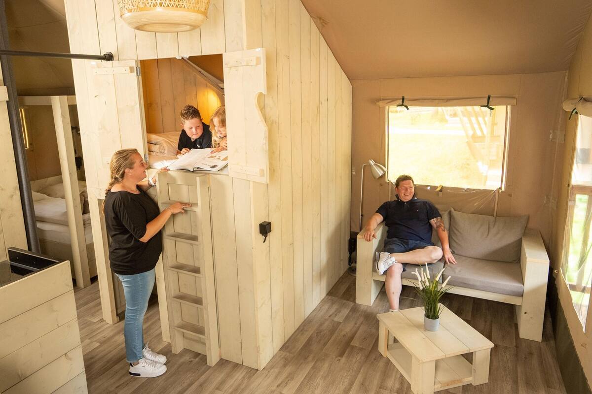 Comfort tent, 3 slaapkamers | Woonkamer