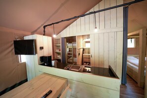 Classic-telttamajoitus, 3 makuuhuonetta | Yksityinen keittiö | Jääkaappi, mikroaaltouuni, astianpesukone, kahvin-/teenkeitin