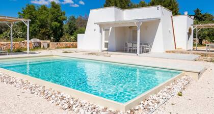 Villa Pescoluse With Pool and Sea View