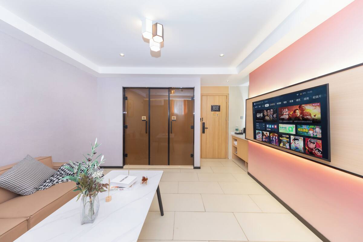 ห้องซูพีเรียสวีท | เครื่องนอนระดับพรีเมียม, โต๊ะทำงาน, Wi-Fi ฟรี, ผ้าปูที่นอน