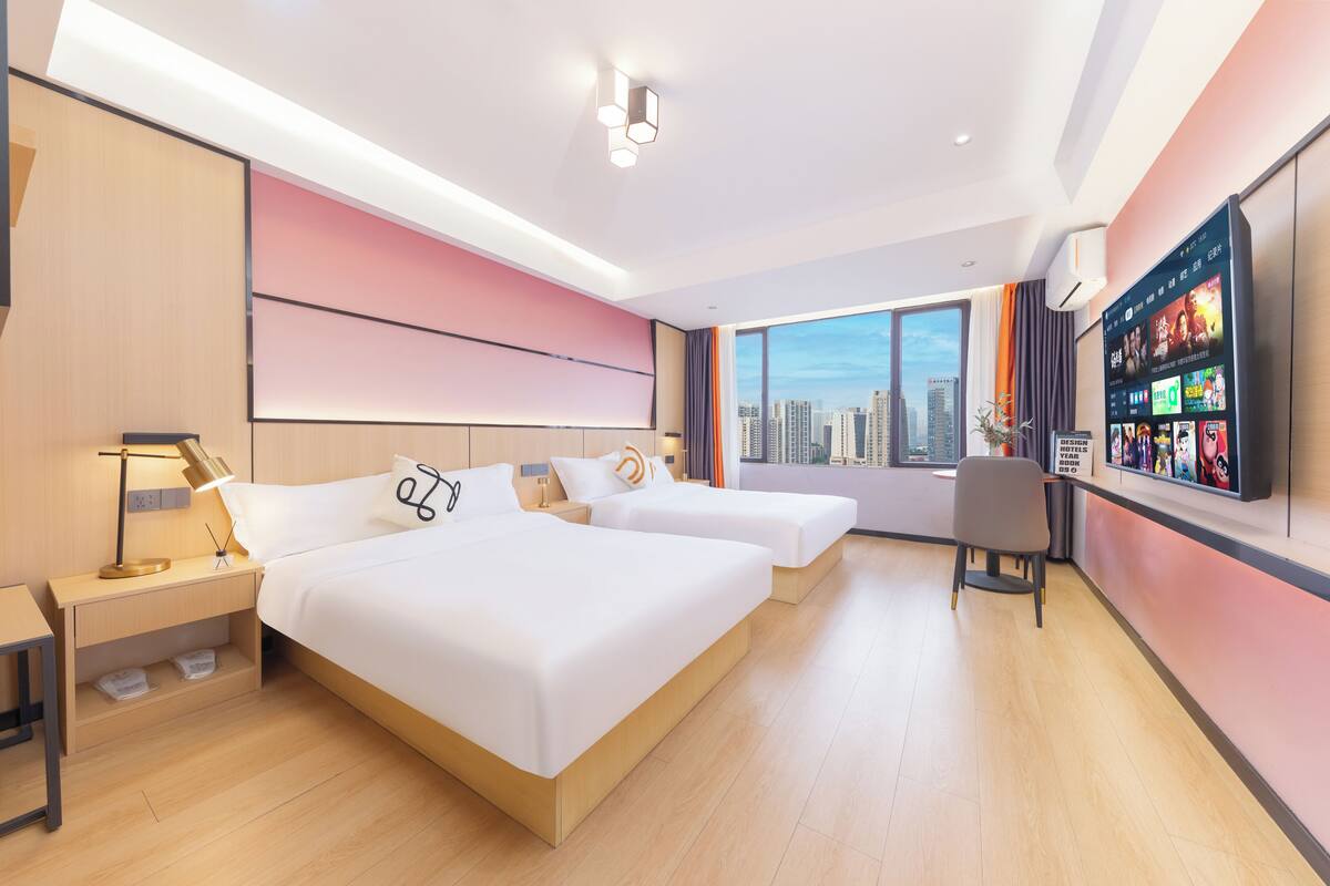 เครื่องนอนระดับพรีเมียม, โต๊ะทำงาน, Wi-Fi ฟรี, ผ้าปูที่นอน