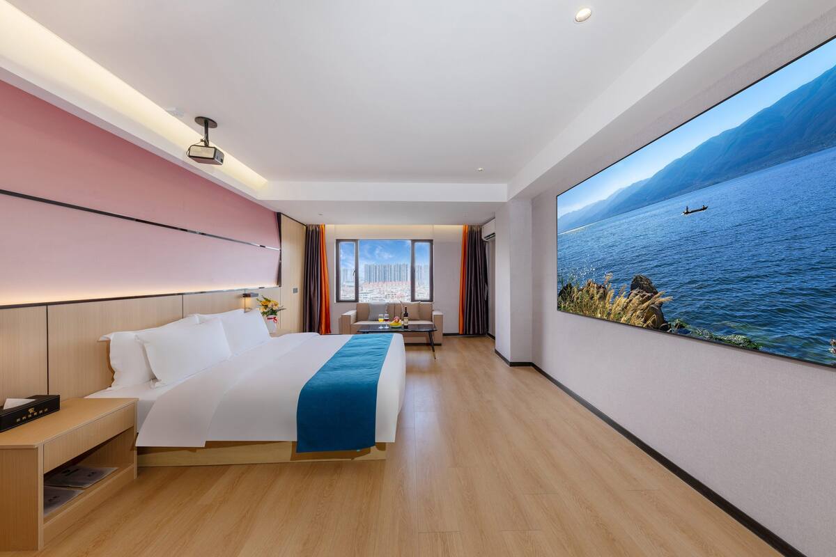 ห้องลักซ์ชัวรี่ดับเบิล, วิวเมือง | เครื่องนอนระดับพรีเมียม, โต๊ะทำงาน, Wi-Fi ฟรี, ผ้าปูที่นอน