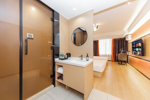 Economy Twin Room | Bathroom | Shower, rainfall showerhead, hair dryer, towels - Xicheng Hotel Wanda Plaza Branch (Guangzhou)