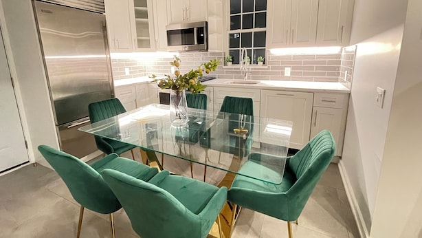 Family dining - Prime Luxury with Balcony Wood Fireplace (Yonkers)
