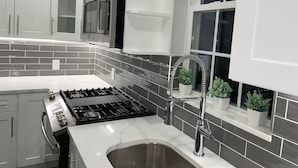 House, Pets allowed | Private kitchen - Prime Luxury with Balcony Wood Fireplace (Yonkers)