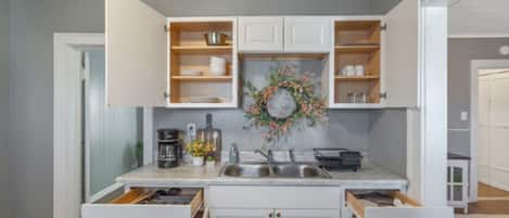 Fridge, microwave, stovetop, dishwasher