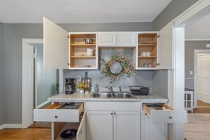 冷蔵庫、電子レンジ、コンロ、食器洗い機