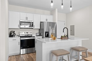 冰箱、微波炉、烤箱、炉灶