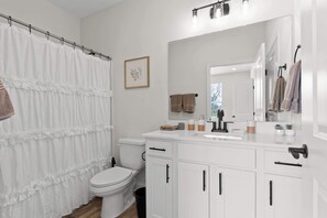 Een douche, een haardroger, handdoeken