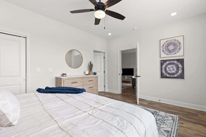 2 slaapkamers, een strijkplank/strijkijzer, wifi, beddengoed