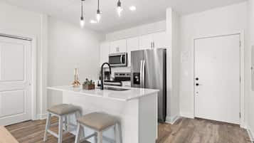 Réfrigérateur, micro-ondes, four, plaque de cuisson