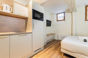 Iron/ironing board, WiFi, bed sheets